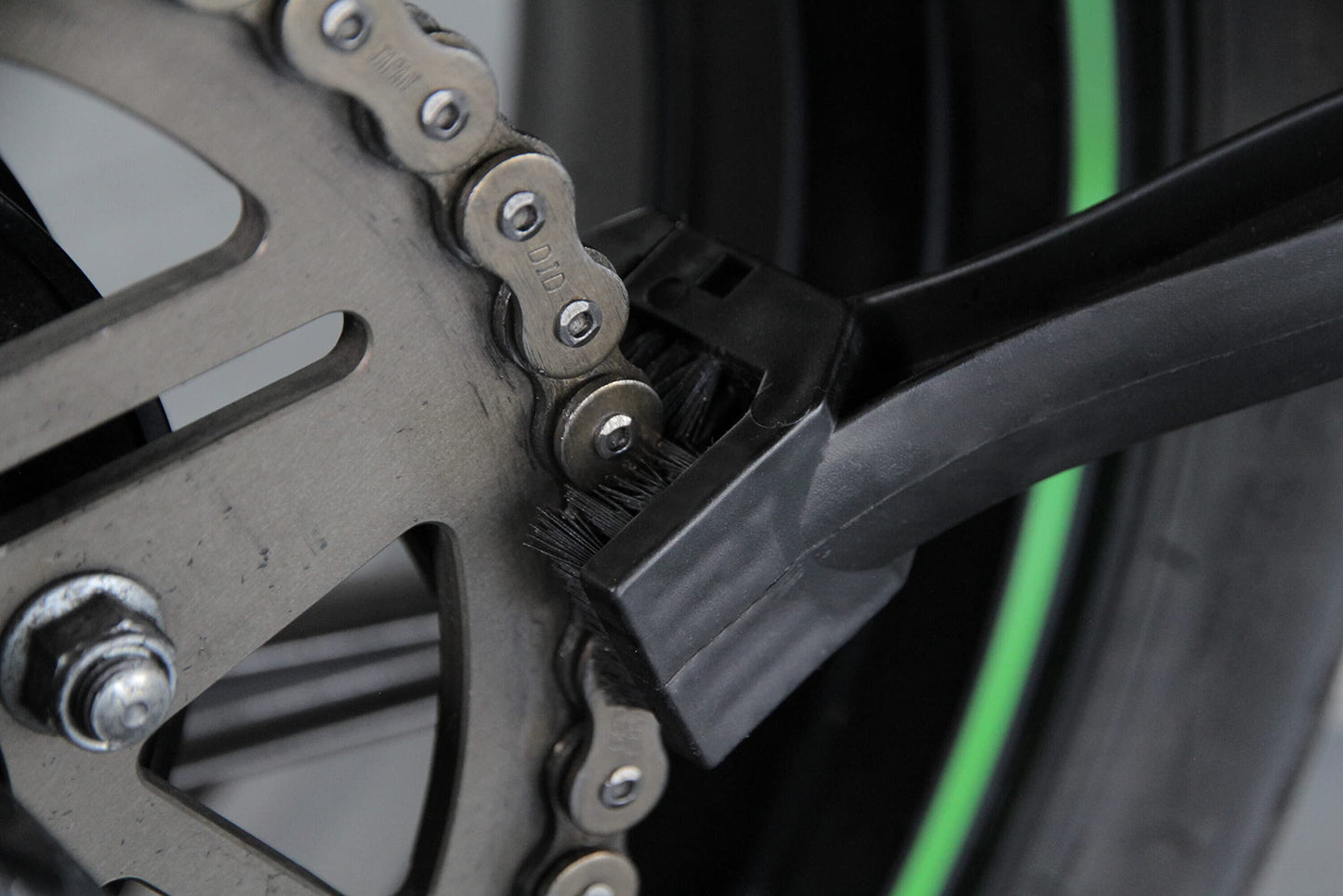 Chain Cleaner Brush for Bicycle and Motorcycle – Deep Cleaning Tool for Chains, O-Ring Compatible